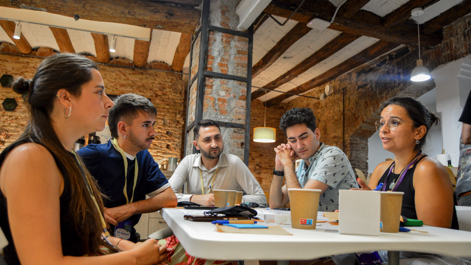 Les jeunes et la démocratie : désengagés des urnes, engagés ailleurs ?